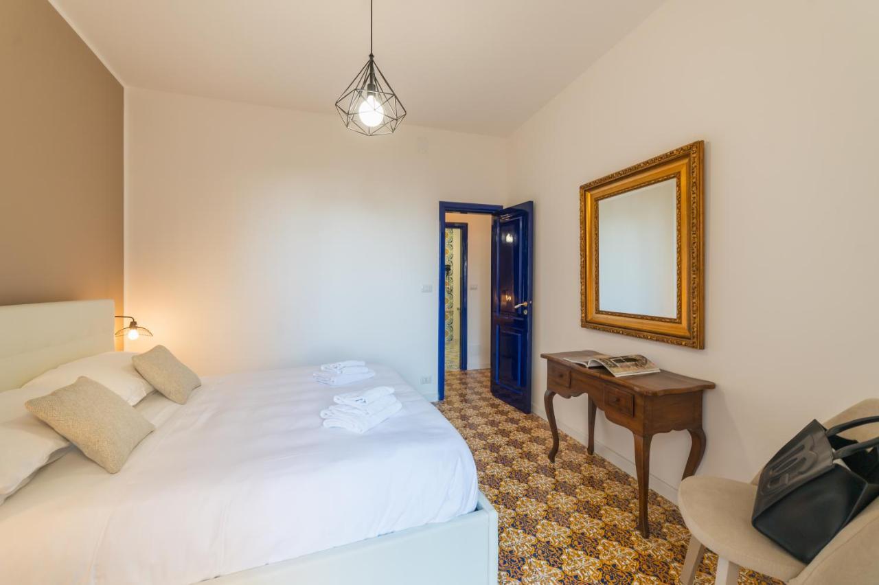 Castalia Apartments & Rooms Duomo タオルミーナ エクステリア 写真